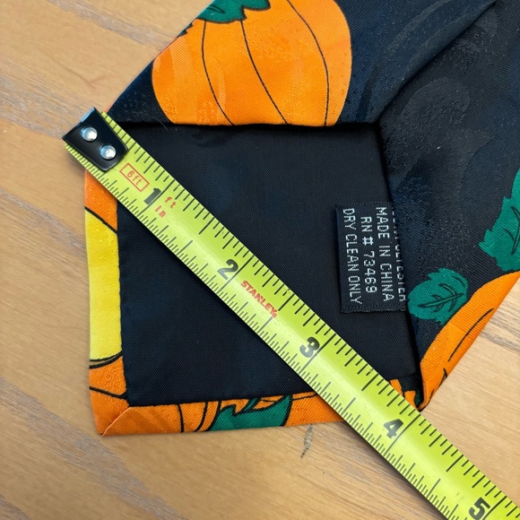 Looney Tunes Mania Halloween Tie - Picture 4 of 5